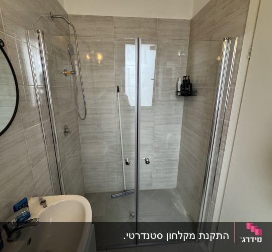 מקלחון חזית מזכוכית שקופה מותקן בחדר רחצה מודרני